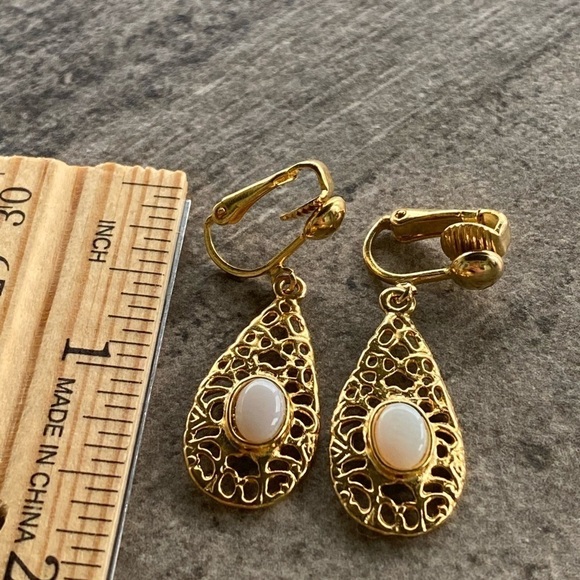 Elizabeth Farrell Opal Dangle Clip Earrings Gold Tone Unmarked - Picture 2 of 8